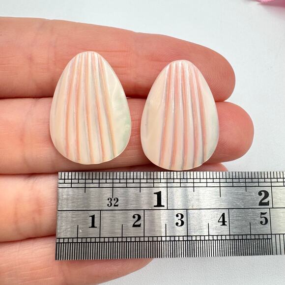 Vintage Pink Carved Shell Earrings Mother Of Pearl MOP Earrings Mermaidcore Sea - Picture 6 of 8